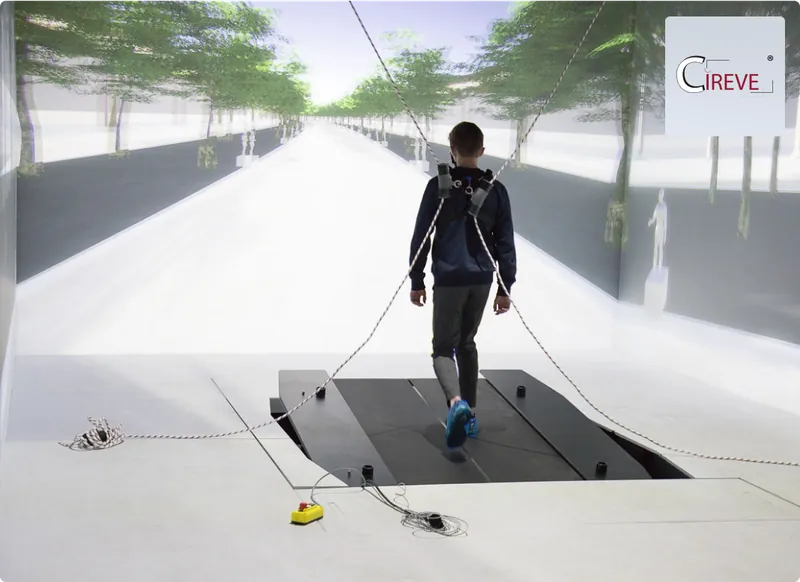 Salle de réalité virtuelle immersive avec projection sur les murs et plateforme de marche