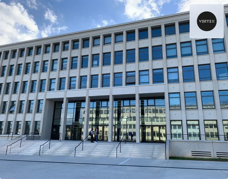 Bâtiment moderne avec façade vitrée et entrée principale