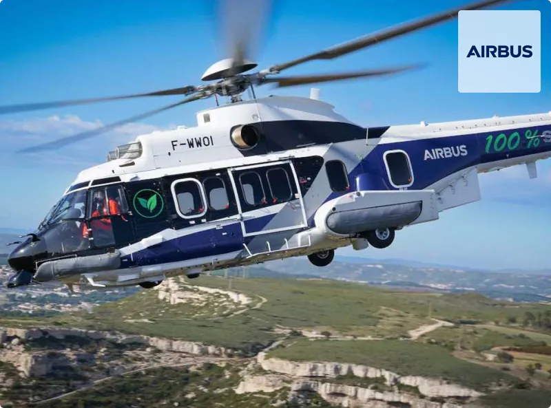 Pilotes d'hélicoptère en mission avec équipements de vol