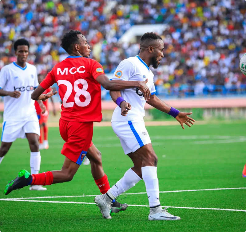 Club professionnel avec joueurs en entraînement et évaluations cognitives