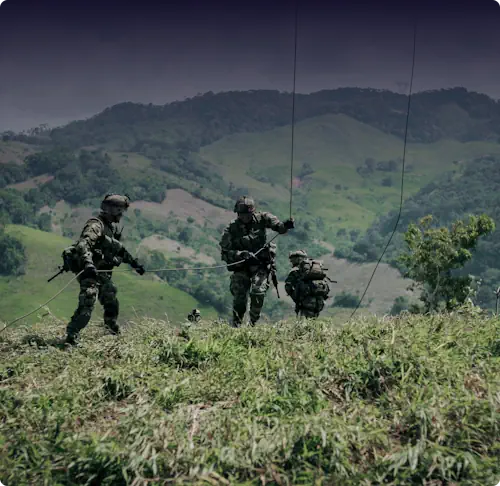 Agents sur le terrain avec équipements militaires